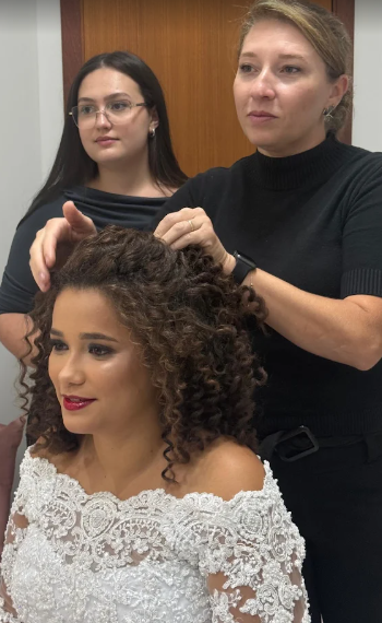 Juliana finalizando noiva com carinho