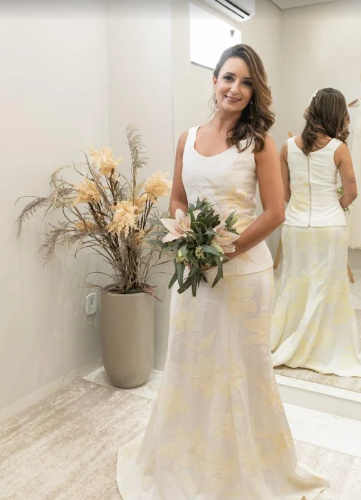 Noiva com buquê e vestido exclusivo em Tabapuã