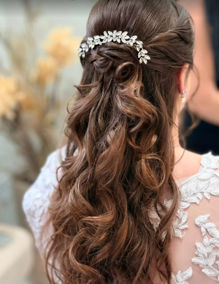 Detalhe do penteado com grinalda de cristais