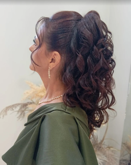 Penteado com rabo alto e cachos definidos